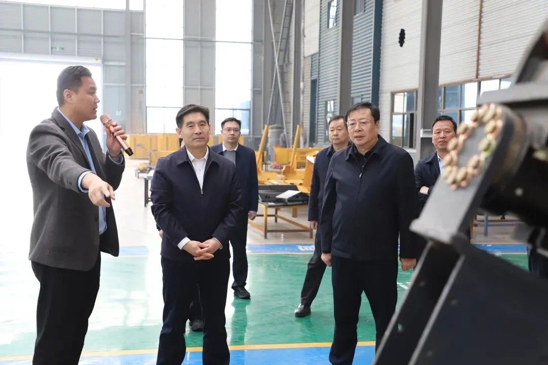 菏澤市人大常委會(huì)黨組書記、主任王磊、鄆城縣領(lǐng)導(dǎo)蒞臨山東昌松工程機(jī)械調(diào)研指導(dǎo)工作