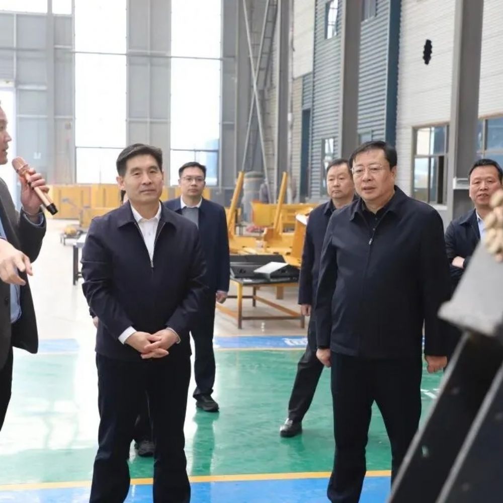 菏澤市人大常委會(huì)黨組書記、主任王磊、鄆城縣領(lǐng)導(dǎo)蒞臨山東昌松工程機(jī)械調(diào)研指導(dǎo)工作